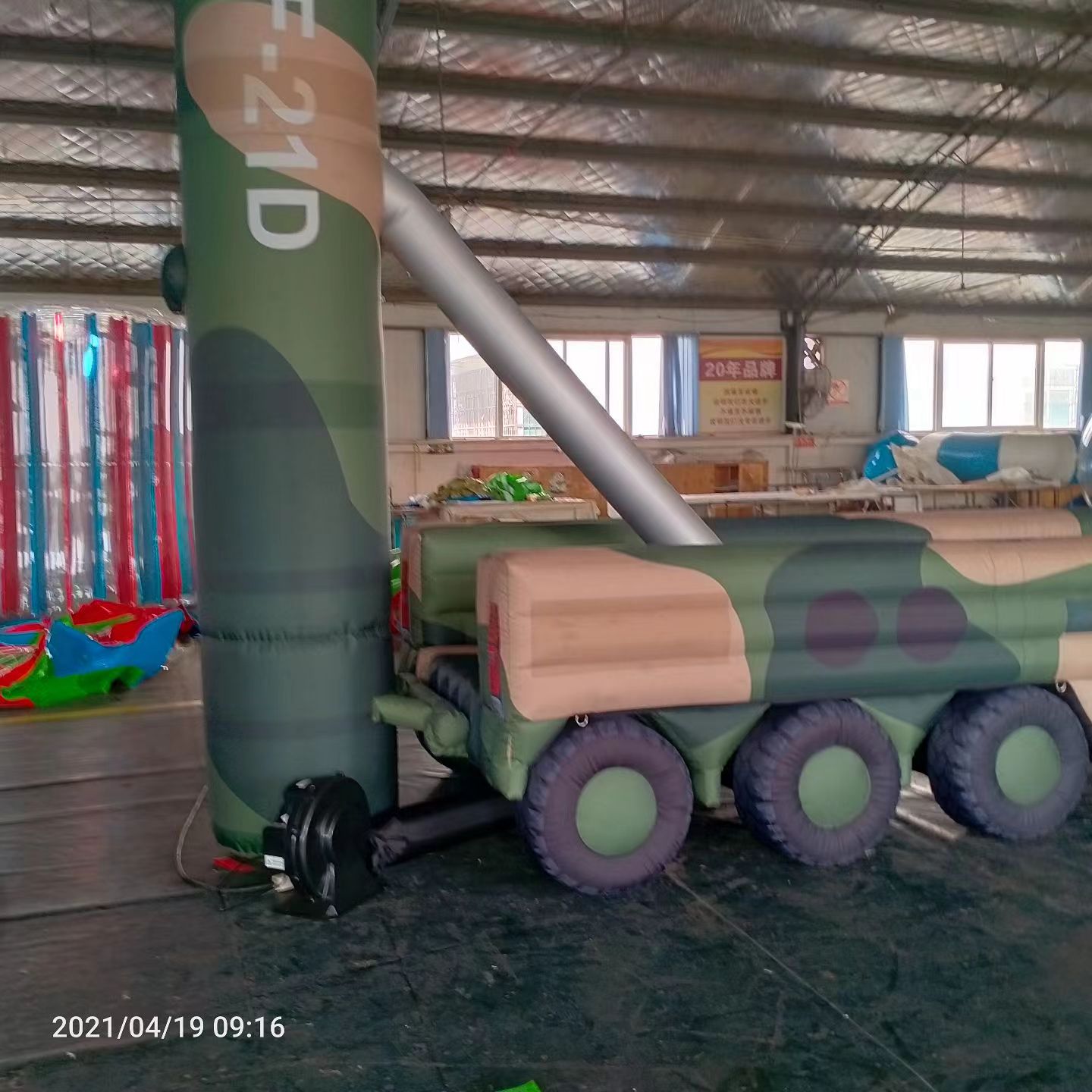 慈利军事演习中的充气目标车辆：模拟发射车雷达车坦克飞机
